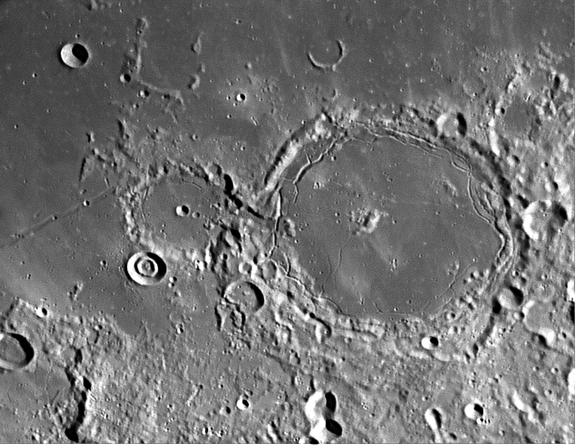 Что является образованием кратеров на луне